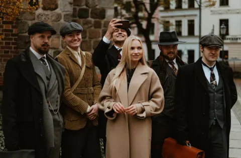 Die Geschichte der Peaky Blinders: Wie die Mode der 1920er Jahre Birmingham wiederbelebt