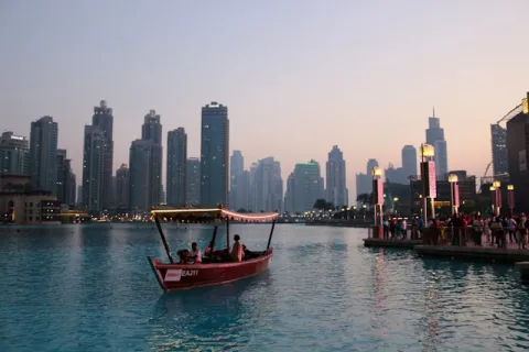 Planung einer komfortablen und stilvollen Garderobe für einen Luxus-Urlaub in Dubai