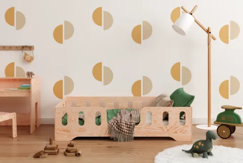 Kinderzimmer mit einem Bodenbett aus Holz